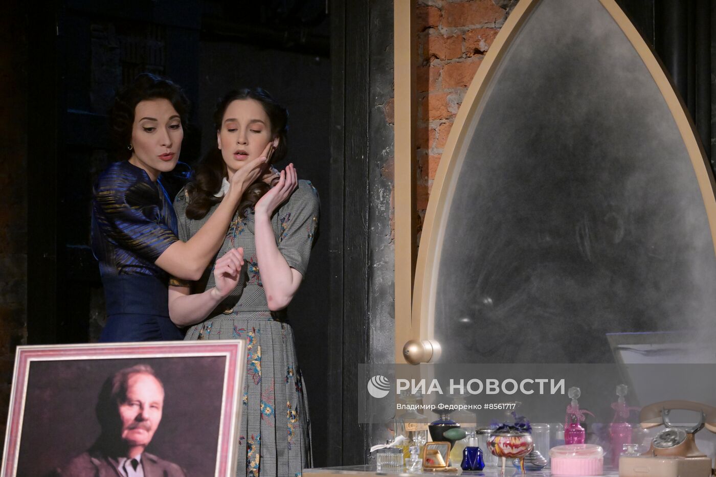 Спектакль "Долгие годы" в Театре Вахтангова