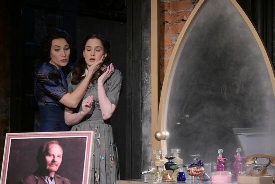 Спектакль "Долгие годы" в Театре Вахтангова