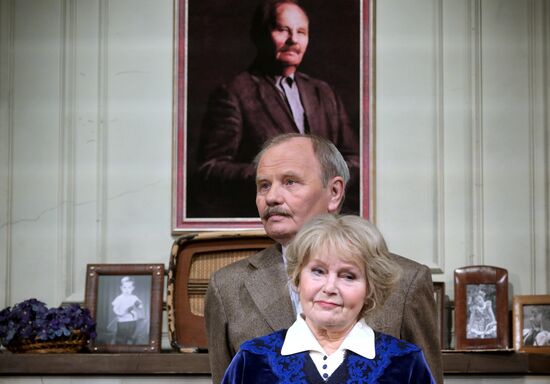 Спектакль "Долгие годы" в Театре Вахтангова