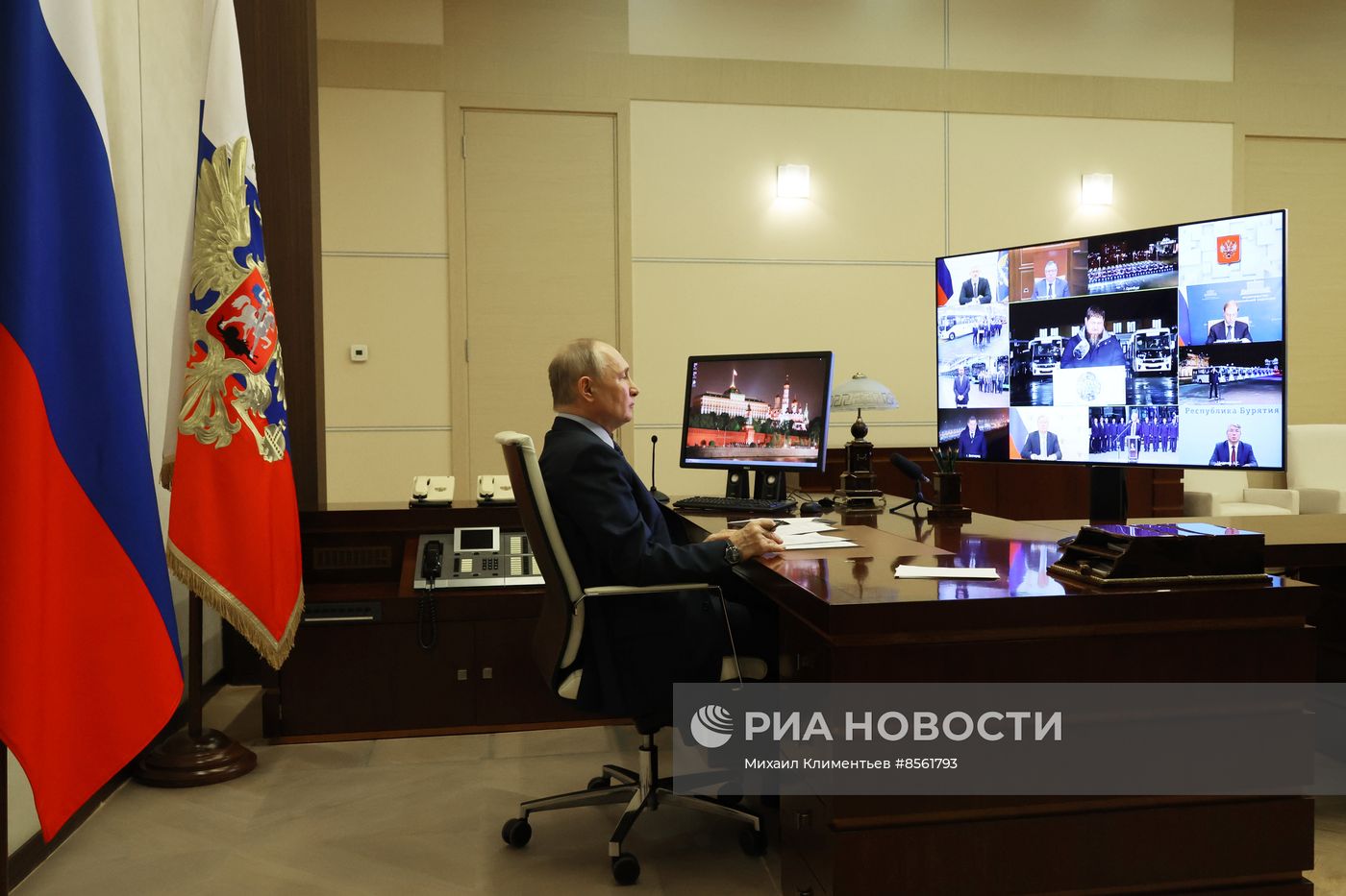Президент РФ В. Путин принял участие в совещании по передаче регионам новой техники для системы общественного транспорта