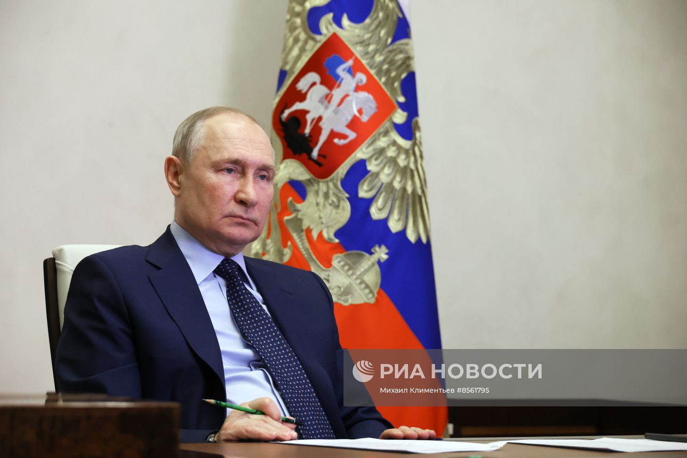 Президент РФ В. Путин принял участие в совещании по передаче регионам новой техники для системы общественного транспорта
