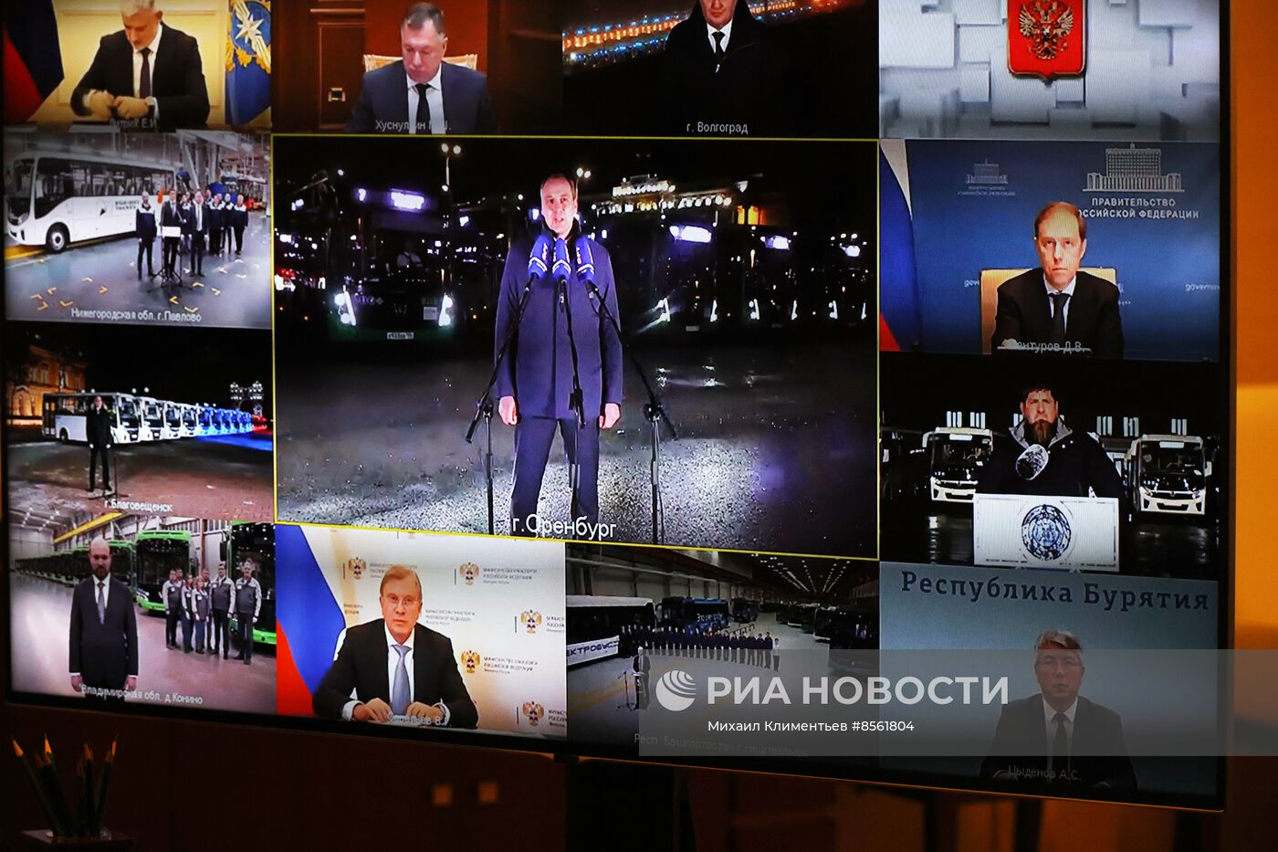 Президент РФ В. Путин принял участие в совещании по передаче регионам новой техники для системы общественного транспорта
