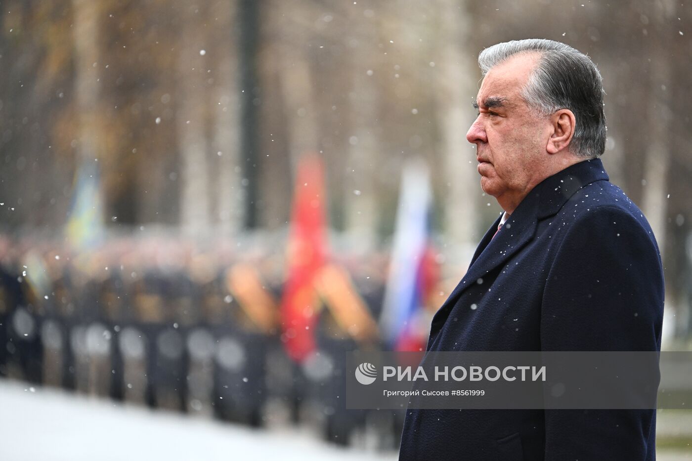 Президент Таджикистана Э. Рахмон возложил цветы к Могиле Неизвестного Солдата