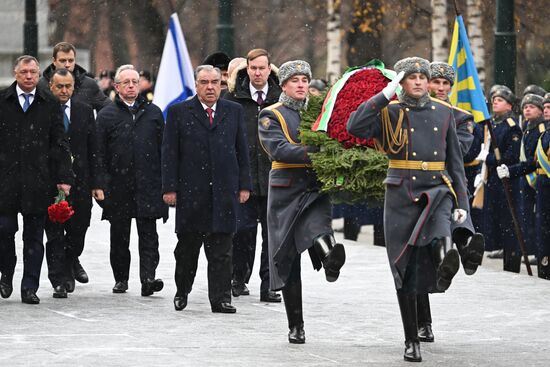 Президент Таджикистана Э. Рахмон возложил цветы к Могиле Неизвестного Солдата