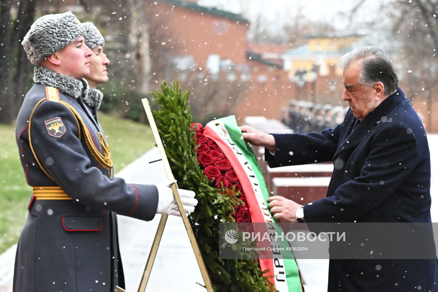 Президент Таджикистана Э. Рахмон возложил цветы к Могиле Неизвестного Солдата