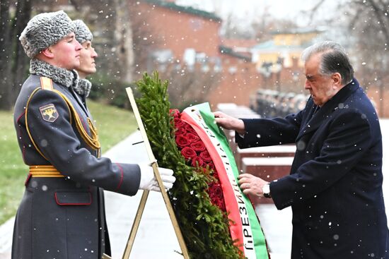 Президент Таджикистана Э. Рахмон возложил цветы к Могиле Неизвестного Солдата