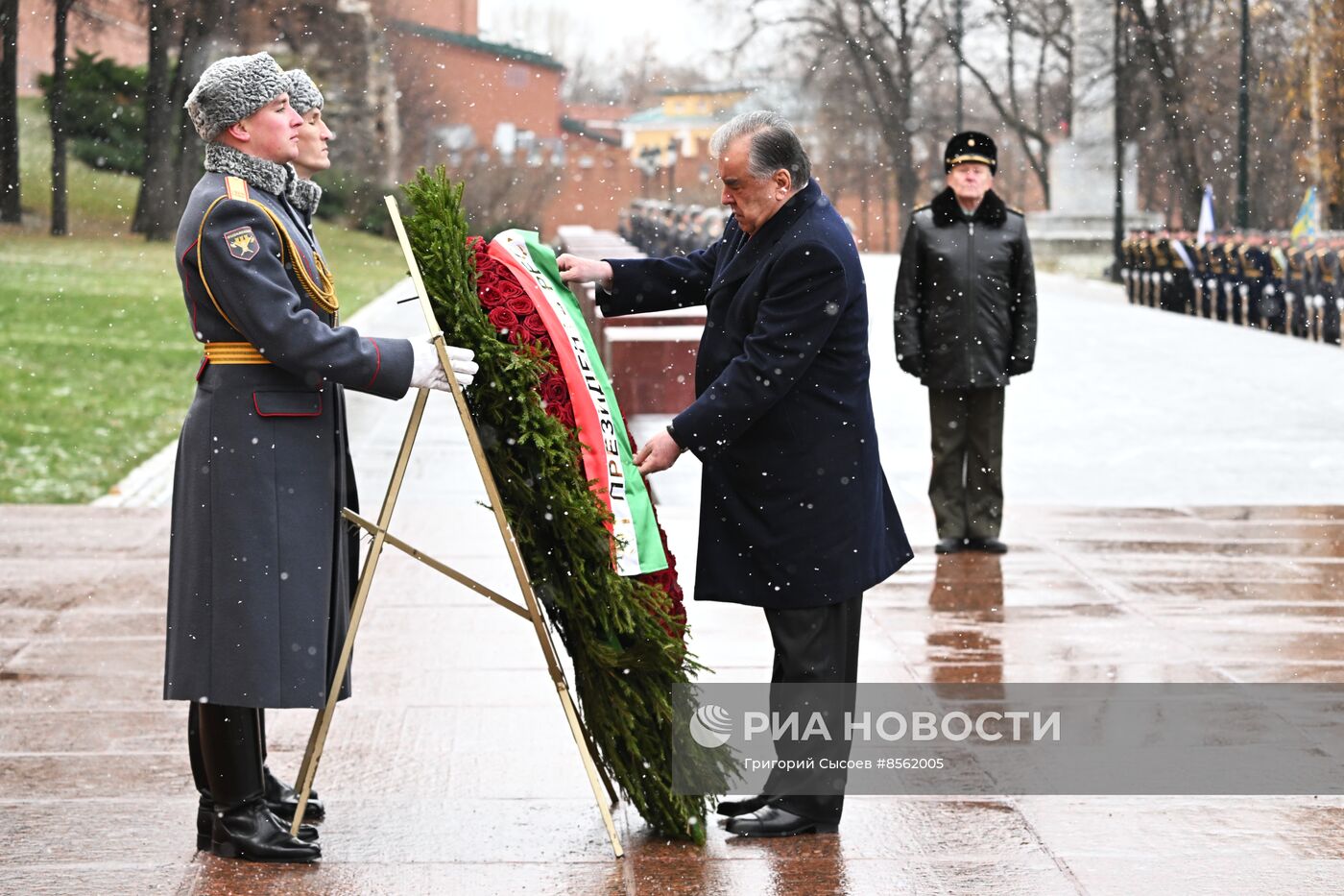 Президент Таджикистана Э. Рахмон возложил цветы к Могиле Неизвестного Солдата