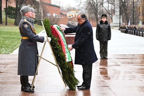 Президент Таджикистана Э. Рахмон возложил цветы к Могиле Неизвестного Солдата