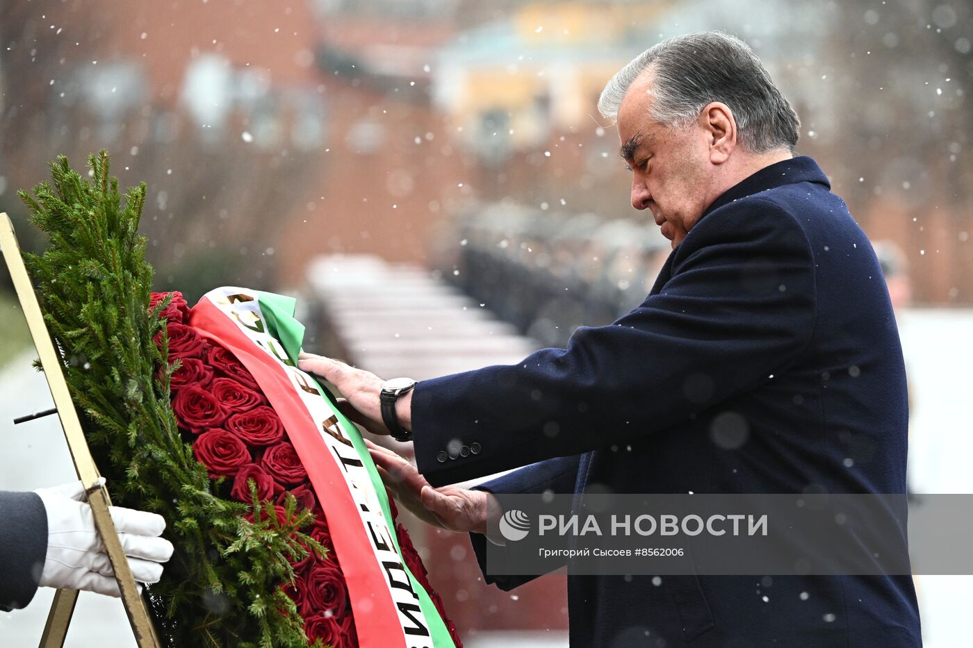 Президент Таджикистана Э. Рахмон возложил цветы к Могиле Неизвестного Солдата