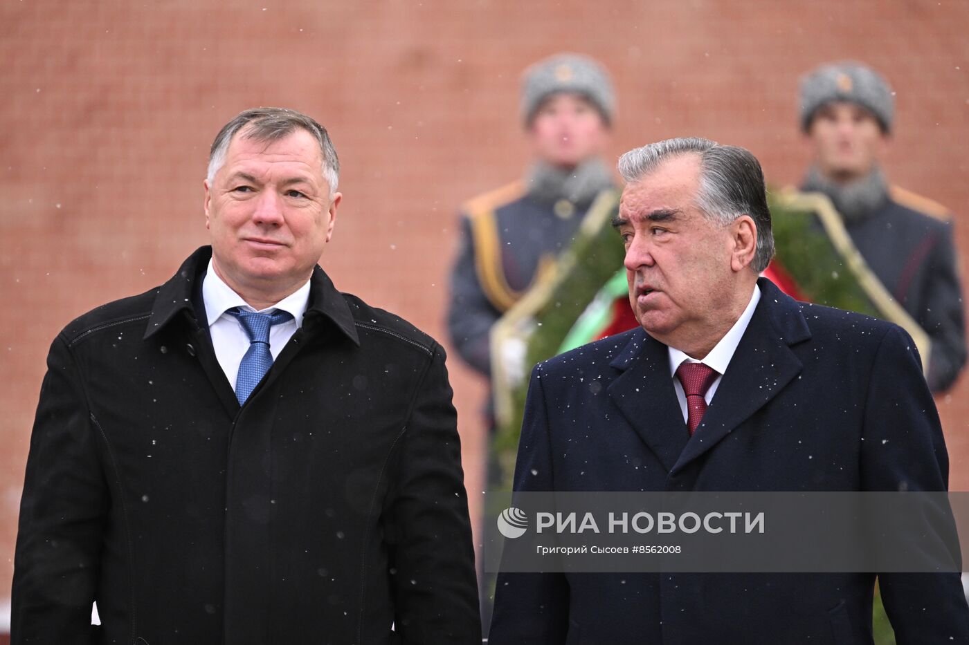 Президент Таджикистана Э. Рахмон возложил цветы к Могиле Неизвестного Солдата