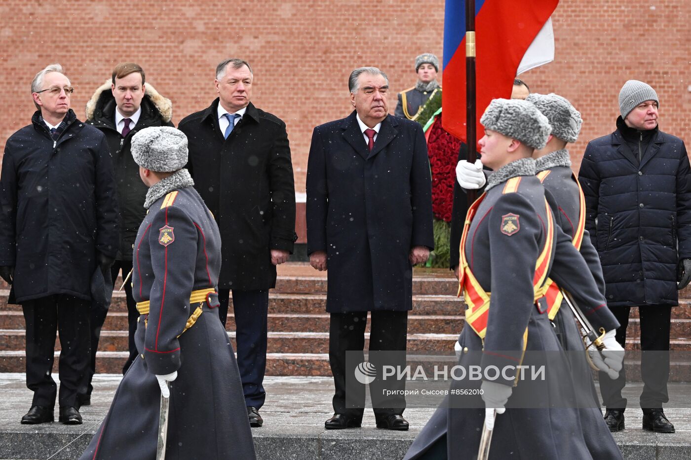 Президент Таджикистана Э. Рахмон возложил цветы к Могиле Неизвестного Солдата