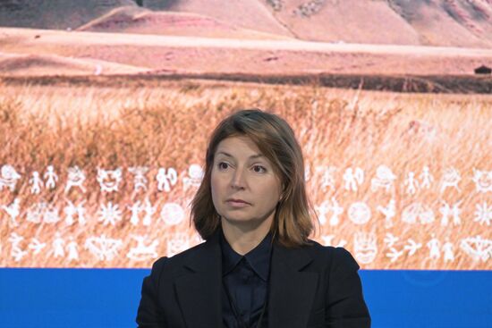 Международная выставка-форум "Россия"
Стратегическая сессия "Историко-культурное наследие как фактор регионального развития: лучшие практики", павильон №75
Марина Бондарева, директор Фонда развития науки и культуры "Таволга" Место: Россия, Москва. Автор: Евгений Биятов/РИА Новости. Выставка "Россия". Республика Хакасия. День региона