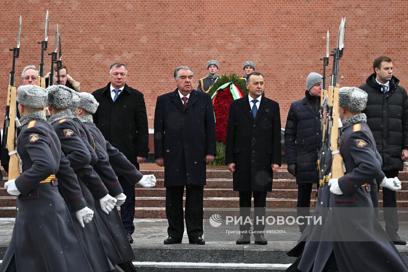 Президент Таджикистана Э. Рахмон возложил цветы к Могиле Неизвестного Солдата