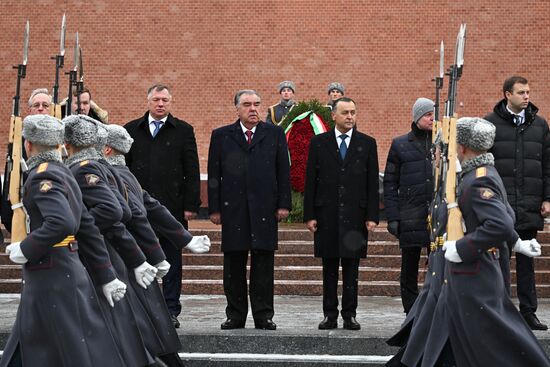 Президент Таджикистана Э. Рахмон возложил цветы к Могиле Неизвестного Солдата