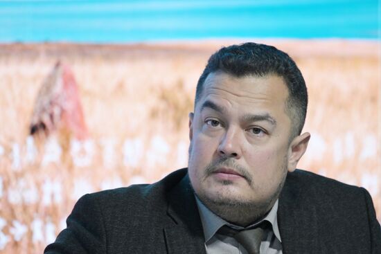 Международная выставка-форум "Россия"
Стратегическая сессия "Историко-культурное наследие как фактор регионального развития: лучшие практики", павильон №75
Петр Амзараков, директор автономной некоммерческой организации "Археология Хакасии" Место: Россия, Москва. Автор: Евгений Биятов/РИА Новости. Выставка "Россия". Республика Хакасия. День региона