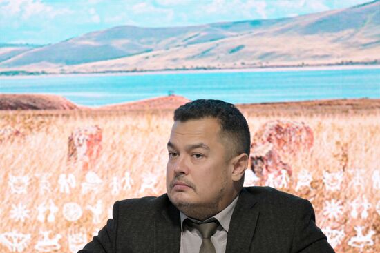 Международная выставка-форум "Россия"
Стратегическая сессия "Историко-культурное наследие как фактор регионального развития: лучшие практики", павильон №75
Петр Амзараков, директор автономной некоммерческой организации "Археология Хакасии" Место: Россия, Москва. Автор: Евгений Биятов/РИА Новости. Выставка "Россия". Республика Хакасия. День региона