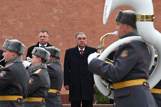 Президент Таджикистана Э. Рахмон возложил цветы к Могиле Неизвестного Солдата