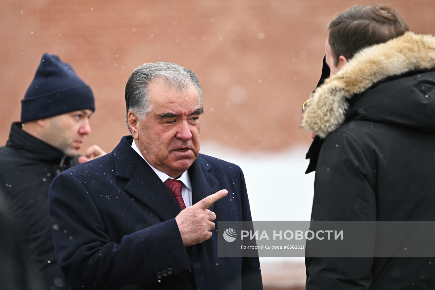 Президент Таджикистана Э. Рахмон возложил цветы к Могиле Неизвестного Солдата