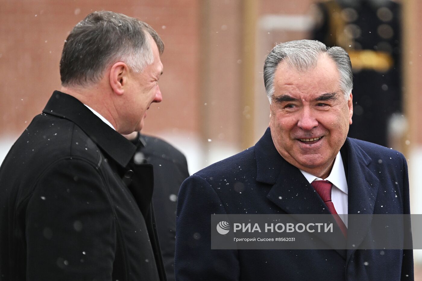 Президент Таджикистана Э. Рахмон возложил цветы к Могиле Неизвестного Солдата