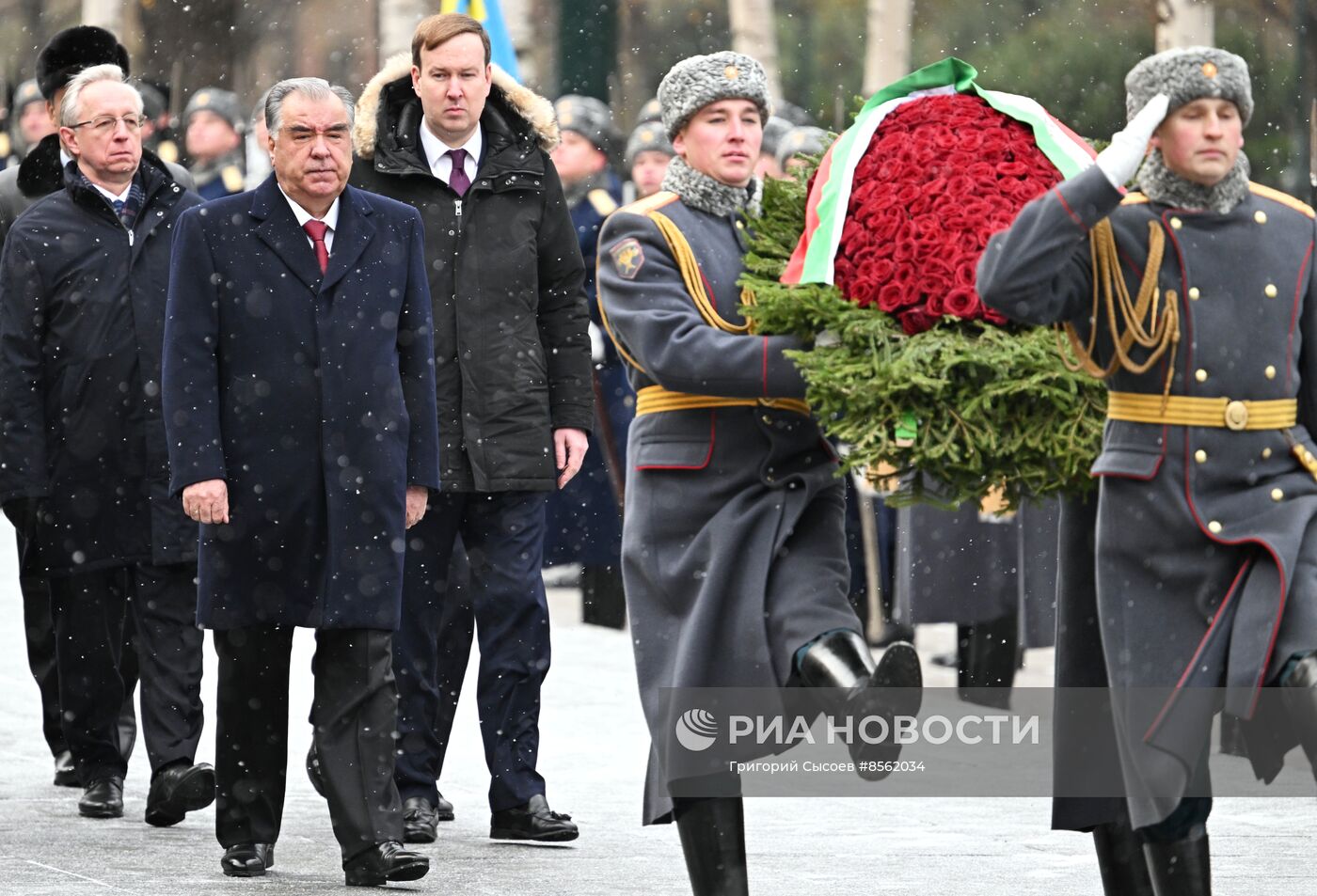 Президент Таджикистана Э. Рахмон возложил цветы к Могиле Неизвестного Солдата