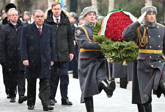 Президент Таджикистана Э. Рахмон возложил цветы к Могиле Неизвестного Солдата