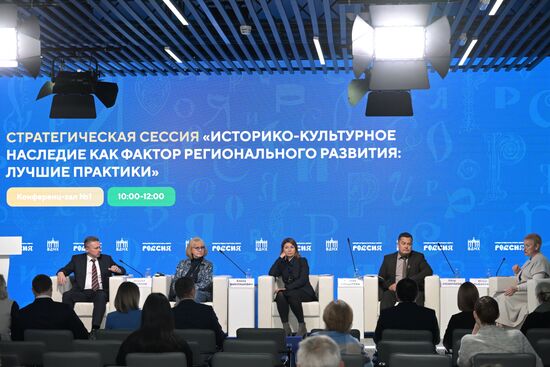 Международная выставка-форум "Россия"
Стратегическая сессия "Историко-культурное наследие как фактор регионального развития: лучшие практики", павильон №75, слева направо:
Андрей Поляков, директор Института истории материальной культуры РАН
Елена Миклашевич, научный сотрудник Центра палеоискусства
Марина Бондарева, директор Фонда развития науки и культуры "Таволга"
Петр Амзараков, директор автономной некоммерческой организации "Археология Хакасии"
Юлия Рыбакова, советник руководителя Федерального агентства по туризму (Ростуризм) Место: Россия, Москва. Автор: Евгений Биятов/РИА Новости. Выставка "Россия". Республика Хакасия. День региона