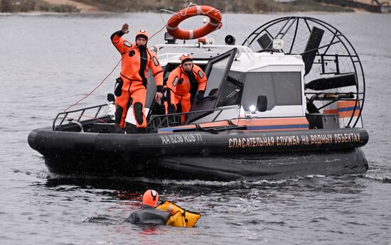 Подготовка спасателей на воде к зимнему сезону