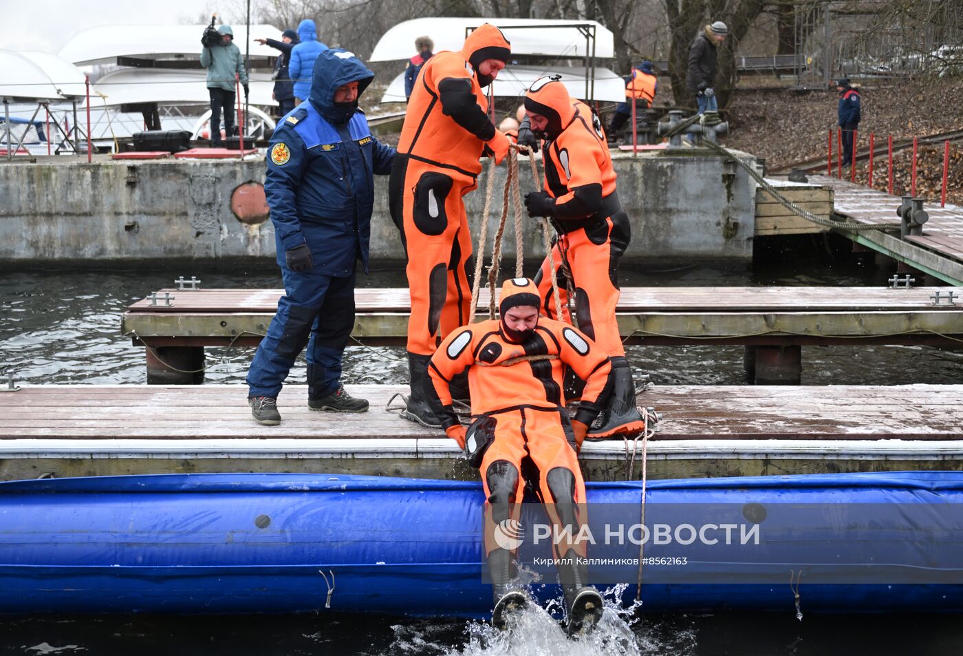 Подготовка спасателей на воде к зимнему сезону