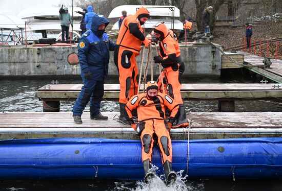 Подготовка спасателей на воде к зимнему сезону