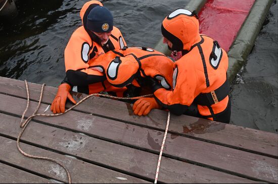 Подготовка спасателей на воде к зимнему сезону