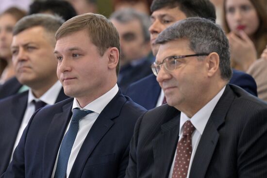 Международная выставка-форум "Россия"
Открытие дня региона – Республика Хакасия, павильон №75, слева направо на первом плане:
Валентин Коновалов, глава Республики Хакасия
Олег Денисенко, заместитель уполномоченного представителя президента РФ в Сибирском федеральном округе Место: Россия, Москва. Автор: Евгений Биятов/РИА Новости. Выставка "Россия". Республика Хакасия. День региона