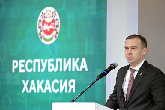 Международная выставка-форум "Россия"
Открытие дня региона – Республика Хакасия, павильон №75
Юрий Афонин, первый заместитель председателя комитета Государственной Думы РФ по безопасности и противодействию коррупции Место: Россия, Москва. Автор: Евгений Биятов/РИА Новости. Выставка "Россия". Республика Хакасия. День региона