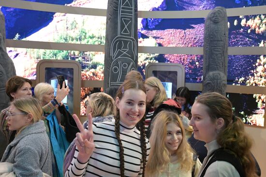 Международная выставка-форум "Россия"
Презентация экспозиции Республики Хакасия, павильон №75 Место: Россия, Москва. Автор: Евгений Биятов/РИА Новости. Выставка "Россия". Республика Хакасия. День региона