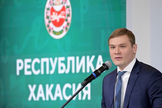 Международная выставка-форум "Россия"
Открытие дня региона – Республика Хакасия, павильон №75
Валентин Коновалов, глава Республики Хакасия Место: Россия, Москва. Автор: Евгений Биятов/РИА Новости. Выставка "Россия". Республика Хакасия. День региона