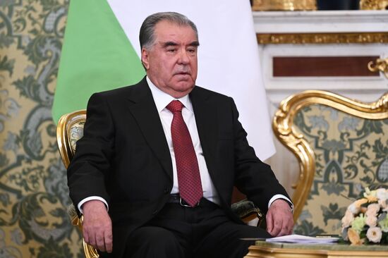 Президент РФ В. Путин встретился с президентом Таджикистана Э. Рахмоном