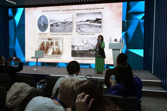 Международная выставка-форум "Россия"
Лекция на тему "Судьба инородца. Наследие всемирно известного ученого тюрколога Николая Катанова" (при участии Российского общества "Знание"), павильон №75
Ольга Доможакова, начальник отдела науки и национального образования Министерства образования и науки Республики Хакасия Место: Россия, Москва. Автор: Евгений Биятов/РИА Новости. Выставка "Россия". Республика Хакасия. День региона