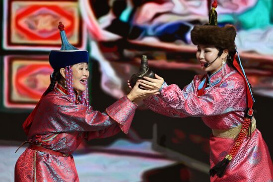 Международная выставка-форум "Россия"
Свадебная церемония по традициям Тывы, павильон №75 Место: Россия, Москва. Автор: Кристина Кормилицына/РИА Новости. Выставка "Россия". Республика Тыва. День региона