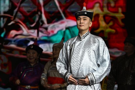 Международная выставка-форум "Россия"
Свадебная церемония по традициям Тывы, павильон №75 Место: Россия, Москва. Автор: Кристина Кормилицына/РИА Новости. Выставка "Россия". Республика Тыва. День региона