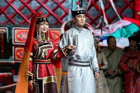 Международная выставка-форум "Россия"
Свадебная церемония по традициям Тывы, павильон №75 Место: Россия, Москва. Автор: Кристина Кормилицына/РИА Новости. Выставка "Россия". Республика Тыва. День региона