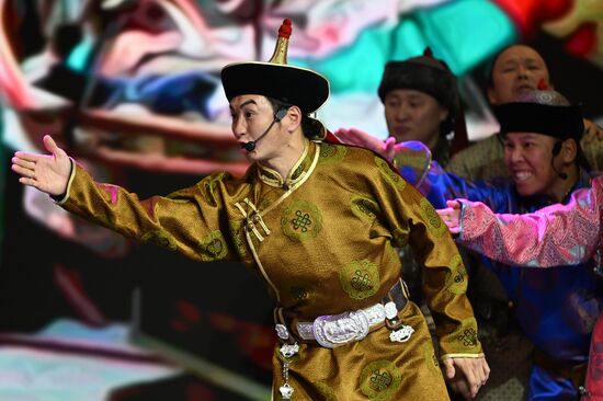 Международная выставка-форум "Россия"
Свадебная церемония по традициям Тывы, павильон №75 Место: Россия, Москва. Автор: Кристина Кормилицына/РИА Новости. Выставка "Россия". Республика Тыва. День региона