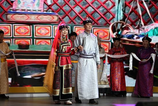 Международная выставка-форум "Россия"
Свадебная церемония по традициям Тывы, павильон №75 Место: Россия, Москва. Автор: Кристина Кормилицына/РИА Новости. Выставка "Россия". Республика Тыва. День региона