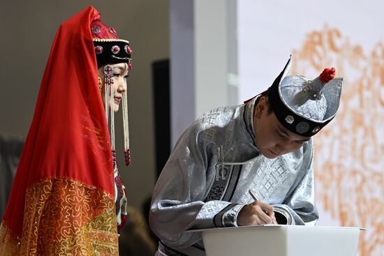 Международная выставка-форум "Россия"
Свадебная церемония по традициям Тывы, павильон №75 Место: Россия, Москва. Автор: Кристина Кормилицына/РИА Новости. Выставка "Россия". Республика Тыва. День региона