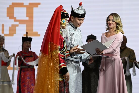 Международная выставка-форум "Россия"
Свадебная церемония по традициям Тывы, павильон №75 Место: Россия, Москва. Автор: Кристина Кормилицына/РИА Новости. Выставка "Россия". Республика Тыва. День региона