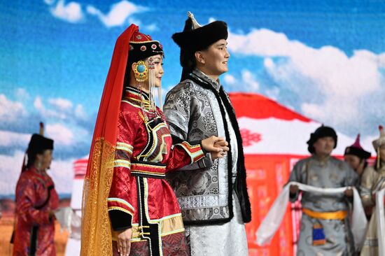 Международная выставка-форум "Россия"
Свадебная церемония по традициям Тывы, павильон №75 Место: Россия, Москва. Автор: Кристина Кормилицына/РИА Новости. Выставка "Россия". Республика Тыва. День региона