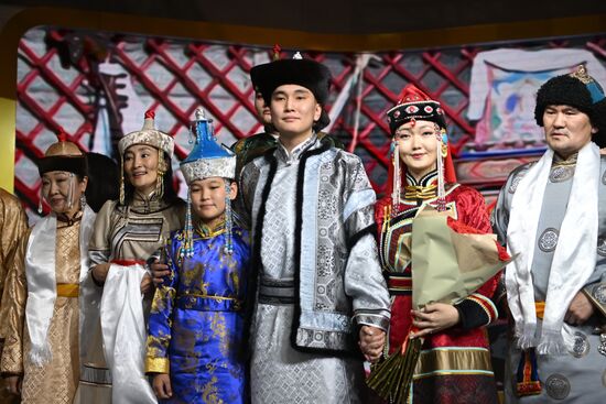 Международная выставка-форум "Россия"
Свадебная церемония по традициям Тывы, павильон №75 Место: Россия, Москва. Автор: Кристина Кормилицына/РИА Новости. Выставка "Россия". Республика Тыва. День региона