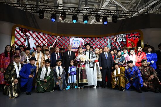 Международная выставка-форум "Россия"
Свадебная церемония по традициям Тывы, павильон №75 Место: Россия, Москва. Автор: Кристина Кормилицына/РИА Новости. Выставка "Россия". Республика Тыва. День региона