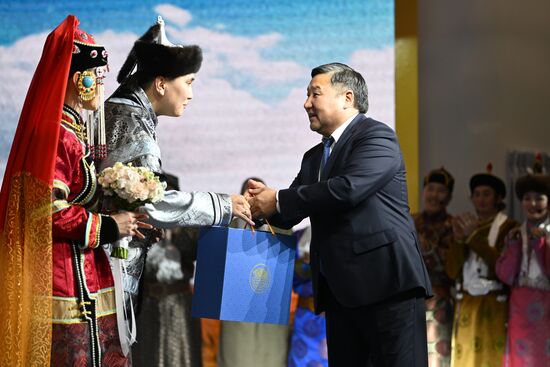 Международная выставка-форум "Россия"
Свадебная церемония по традициям Тывы, павильон №75
Владислав Ховалыг, глава республики Тыва (справа) Место: Россия, Москва. Автор: Кристина Кормилицына/РИА Новости. Выставка "Россия". Республика Тыва. День региона