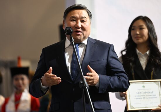 Международная выставка-форум "Россия"
Свадебная церемония по традициям Тывы, павильон №75
Владислав Ховалыг, глава республики Тыва Место: Россия, Москва. Автор: Кристина Кормилицына/РИА Новости. Выставка "Россия". Республика Тыва. День региона