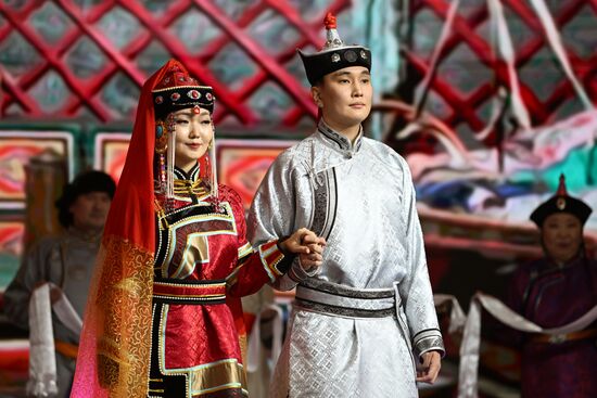 Международная выставка-форум "Россия"
Свадебная церемония по традициям Тывы, павильон №75 Место: Россия, Москва. Автор: Кристина Кормилицына/РИА Новости. Выставка "Россия". Республика Тыва. День региона