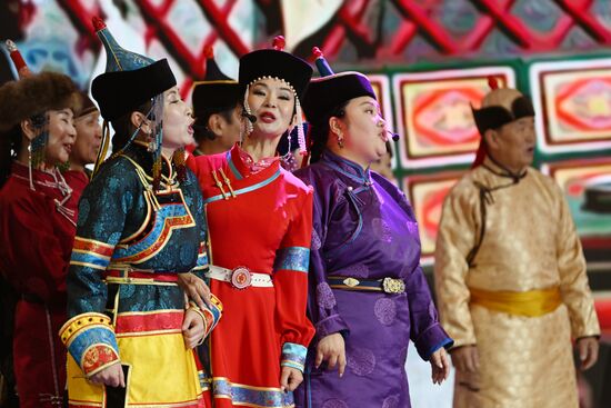 Международная выставка-форум "Россия"
Свадебная церемония по традициям Тывы, павильон №75 Место: Россия, Москва. Автор: Кристина Кормилицына/РИА Новости. Выставка "Россия". Республика Тыва. День региона